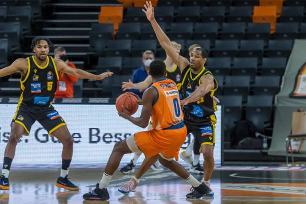 他在攻防两 他在攻防两